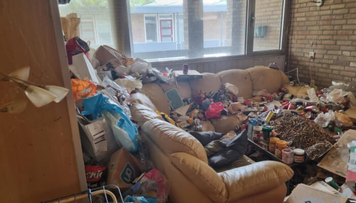 Huiskamer vol met afval